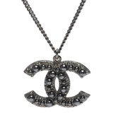 CHANEL 香奈兒經典CC LOGO 大小珍珠鑲嵌水鑽墜飾項鍊(霧銀)