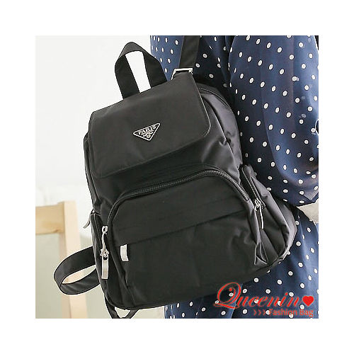 DF【Queenin日韓】
簡約輕便防水後背包-經典黑
