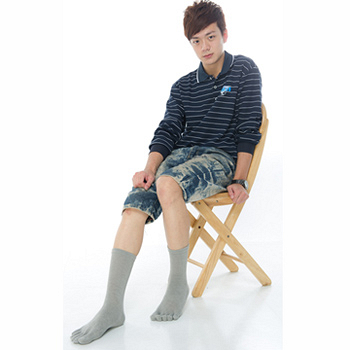 【KEROPPA】可諾帕吸濕排汗竹炭保健1/2五趾男襪x2雙C90009-灰色