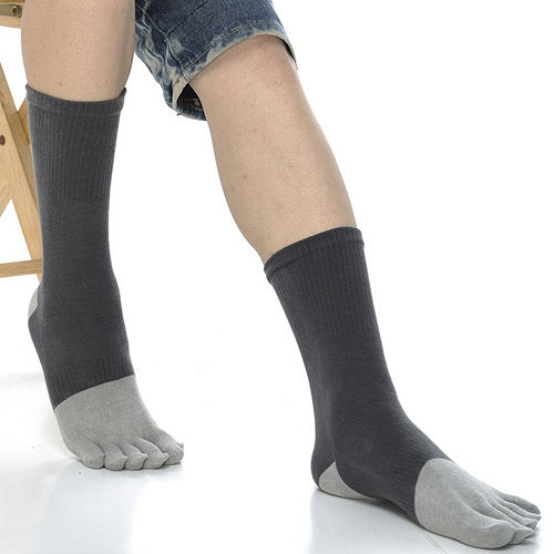 【KEROPPA】可諾帕吸濕排汗竹炭保健1/2五趾男襪x2雙C90009-深灰配灰色
