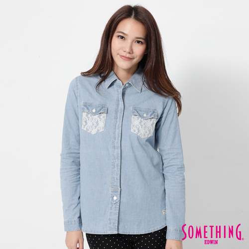 SOMETHING 個性蕾絲牛仔襯衫-女-漂淺藍