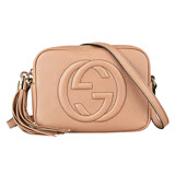 GUCCI SOHO系列浮雕雙G LOGO 牛皮流蘇拉鍊斜揹包(駝色/小)