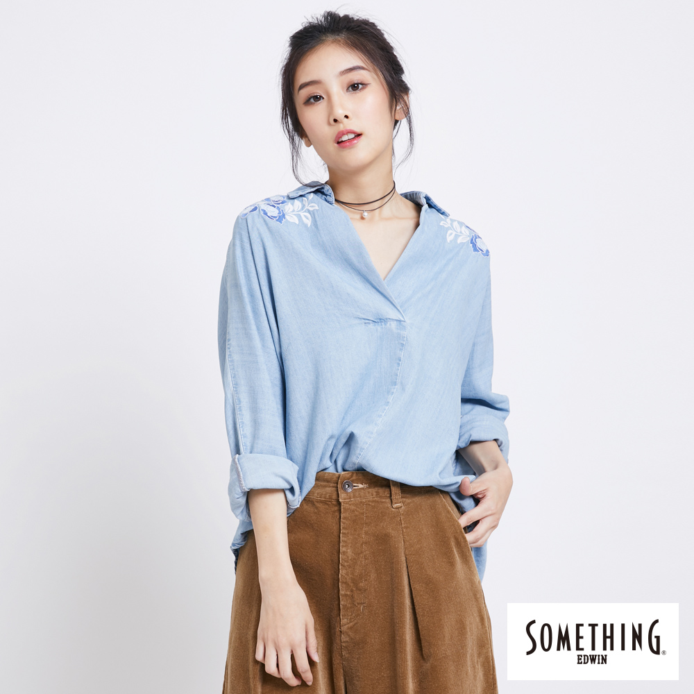 SOMETHING 花卉V領牛仔襯衫-女-漂淺藍