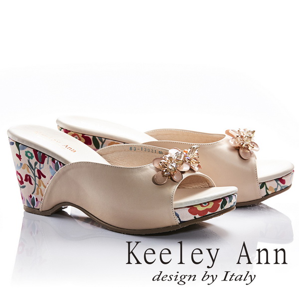 Keeley Ann年代風華~立體水鑽飾釦甜美花朵滾邊全真皮楔形拖鞋(米色831303130)