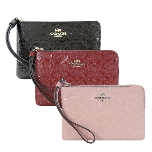 COACH 
浮雕LOGO漆皮手拿包 