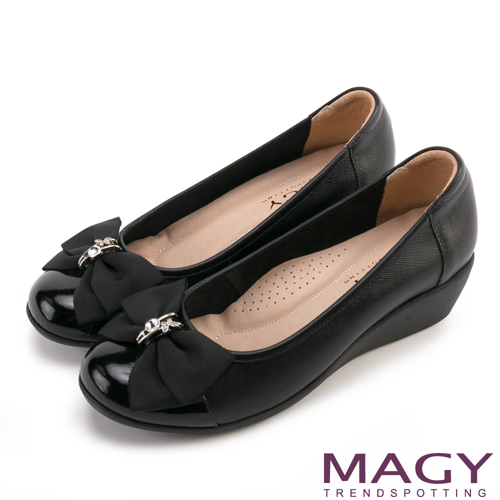 MAGY 甜美混搭新風貌 蝴蝶結戒指釦環造型真皮楔型鞋-黑色