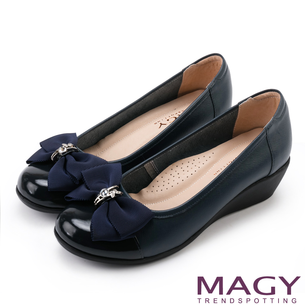MAGY 甜美混搭新風貌 蝴蝶結戒指釦環造型真皮楔型鞋-藍色