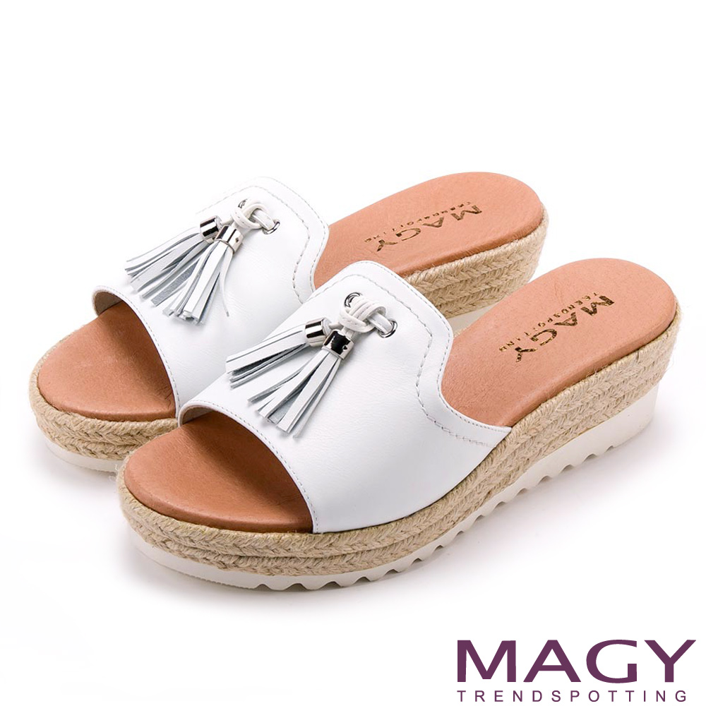 MAGY 復古風潮時尚 流蘇點綴麻編楔型拖鞋-白色