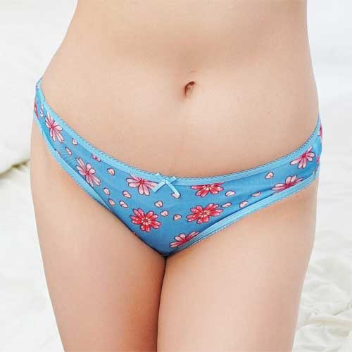 【Chlansilk闕蘭絹】粉嫩花朵100%蠶絲內褲-88113-1(藍)