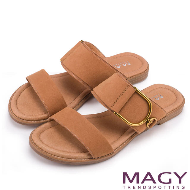MAGY 樂活渡假 寬版真皮大圓釦平底一字拖鞋-棕色