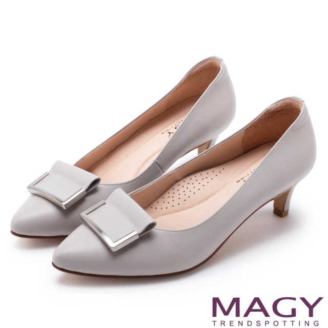 【MAGY】OL通勤專屬 金屬點綴牛皮尖頭中跟鞋(灰色)