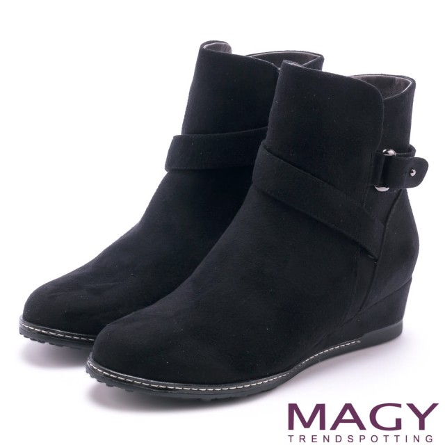 【MAGY】簡約率性風 斜細條帶造型低跟短靴(黑色)