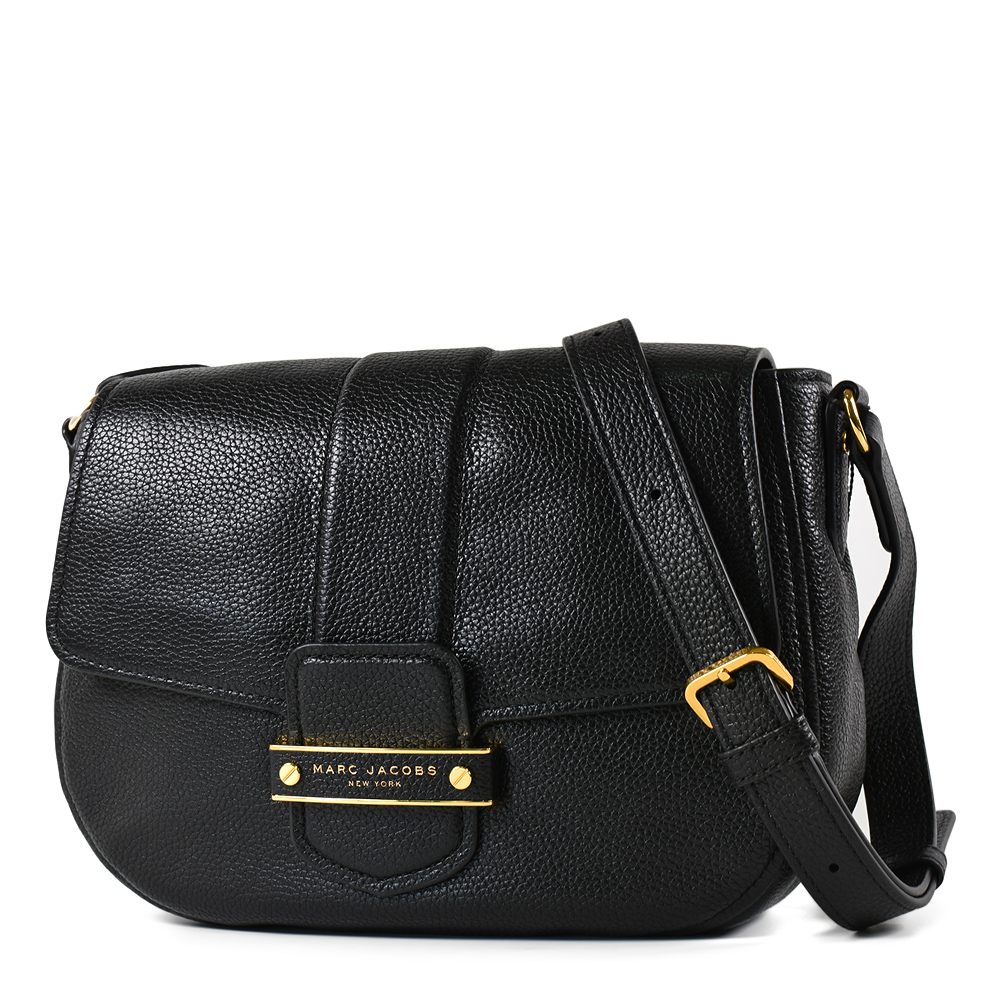 MARC JACOBS 鐵牌LOGO荔枝紋插釦翻蓋斜背馬鞍包-黑色