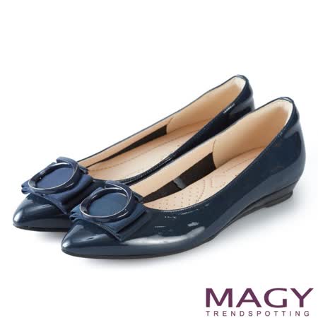 【MAGY】氣質首選 造型圓釦牛皮尖頭楔型平底鞋(藍色)