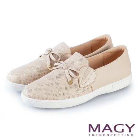 【MAGY】
壓洞牛皮型百搭休閒鞋