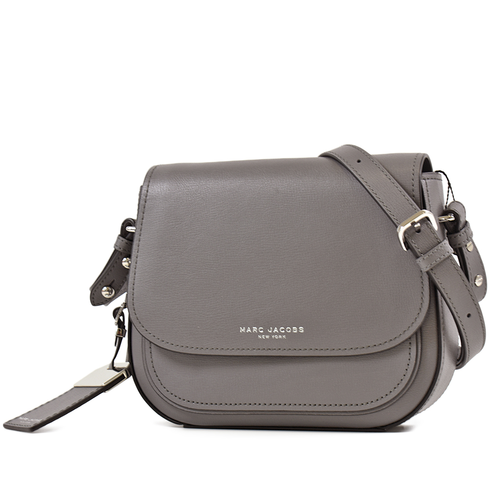 MARC JACOBS 燙印LOGO磁釦牛皮翻蓋斜背馬鞍包-墨灰