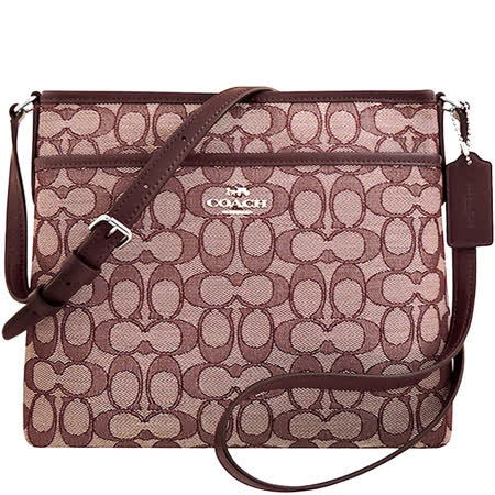 COACH 
大C織紋斜背包