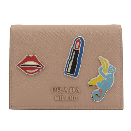 PRADA 專櫃商品 1MV204 Saffiano 徽章造型防刮扣式短夾.淡卡其