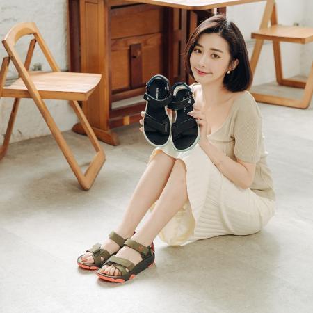 MERRELL 
都會休閒涼鞋