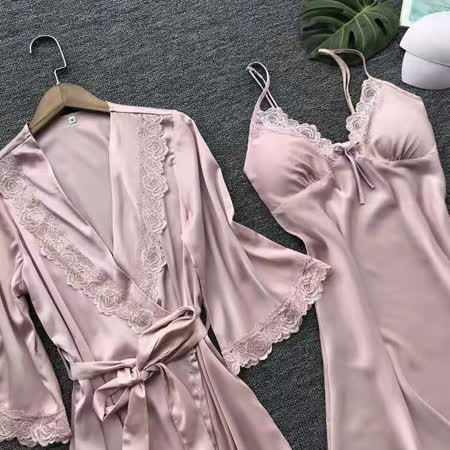【唯蜜色】甜美吊帶蕾絲裝飾仿真絲居家內睡睡袍兩件套-粉色
