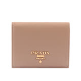 【PRADA】浮雕Logo荔枝皮革二折短夾(裸粉色) 1MV204 2E3A F0770