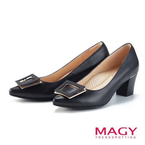 【MAGY】金屬方釦牛皮尖頭 女 中跟鞋(黑色)