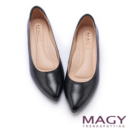 【MAGY】親膚OL通勤款 柔軟羊皮防磨腳尖頭低跟鞋(黑色)
