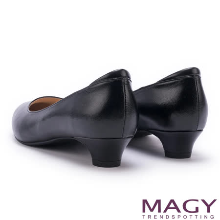 【MAGY】親膚OL通勤款 柔軟羊皮防磨腳尖頭低跟鞋(黑色)