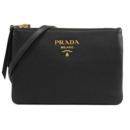 PRADA 1BH046 浮雕金字LOGO荔枝牛皮雙層斜背包.黑/金