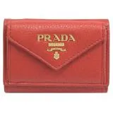 PRADA 1MH021 浮雕LOGO荔枝牛皮三折扣式小短夾.紅