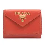 PRADA 1MH021 浮雕LOGO水波紋三折扣式小短夾.紅