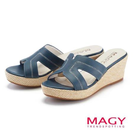 【MAGY】牛皮造型縫線楔型麻編拖鞋(藍色)