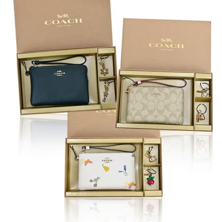 COACH 
手拿包搭雙吊飾禮盒組