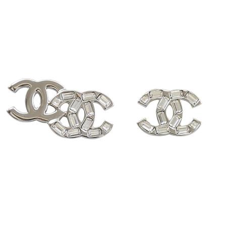CHANEL AB7869 雙C LOGO方形水鑽不對襯針式耳環.銀