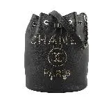 【CHANEL】鉚釘Logo 牛皮束口水桶包_展示品(黑色)