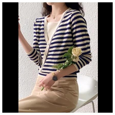 AKARA
針織斜邊排釦外套