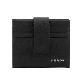 【PRADA】銀字Logo 粒紋牛皮釦式二折卡片夾/名片夾(黑色)