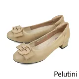 【Pelutini】優雅金屬蝴蝶結釦飾低跟鞋 卡其色(333026W-BE)