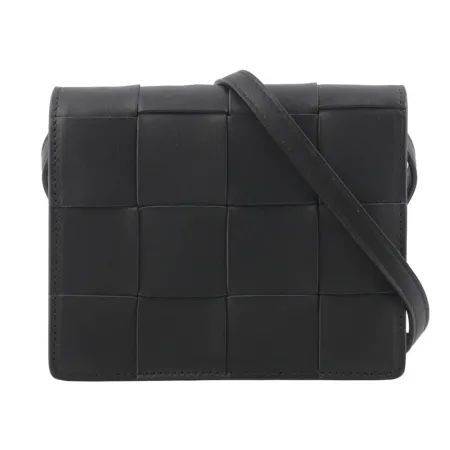 【BOTTEGA VENETA】
小羊皮編織小款斜背包