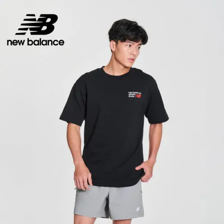 [New Balance]刺繡標語短袖上衣_MT41908BK_男性_黑色