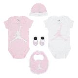 Nike 包屁衣 Jordan 小童 嬰兒 粉 白 純棉 短袖 小朋友 帽子 襪子 圍兜 五件組 禮盒 JD2433031NB-001